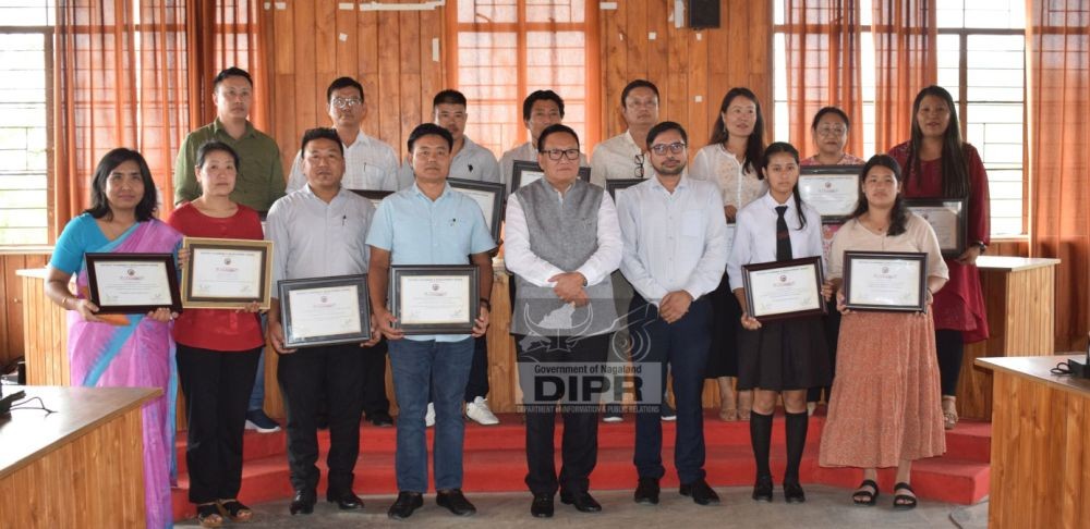 Dy CM TR Zeliang along with DC Peren Vineet Kumar, students and others during the felicitation programme held on June 14 (DIPR Photo)